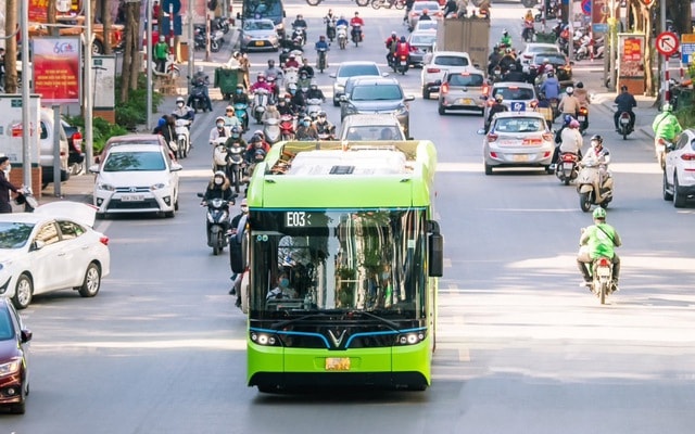 Hà Nội sử dụng xe buýt điện phục vụ tại các điểm du lịch khu vực trung tâm - Ảnh 2.