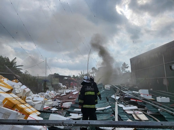 Hà Nội: Nhiều tiếng nổ lớn ở đám cháy kho phế liệu - Ảnh 2.