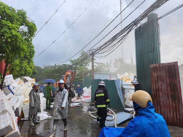 Hà Nội: Nhiều tiếng nổ lớn ở đám cháy kho phế liệu - Ảnh 4.