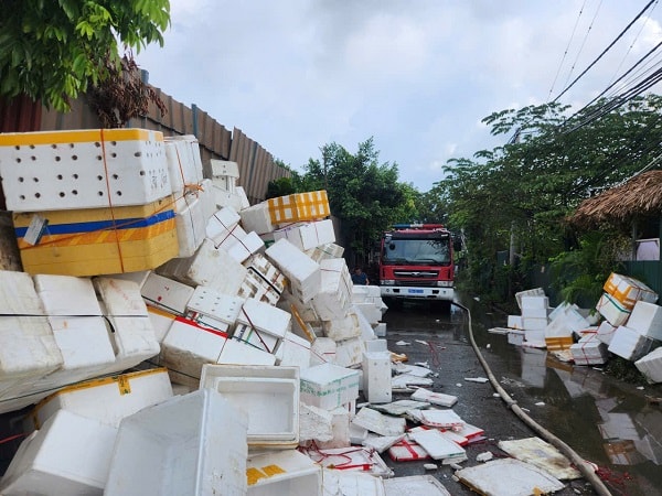 Hà Nội: Nhiều tiếng nổ lớn ở đám cháy kho phế liệu - Ảnh 3.