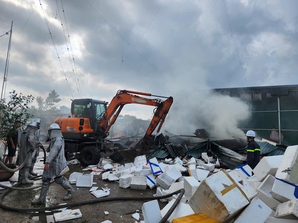 Hà Nội: Nhiều tiếng nổ lớn ở đám cháy kho phế liệu - Ảnh 1.