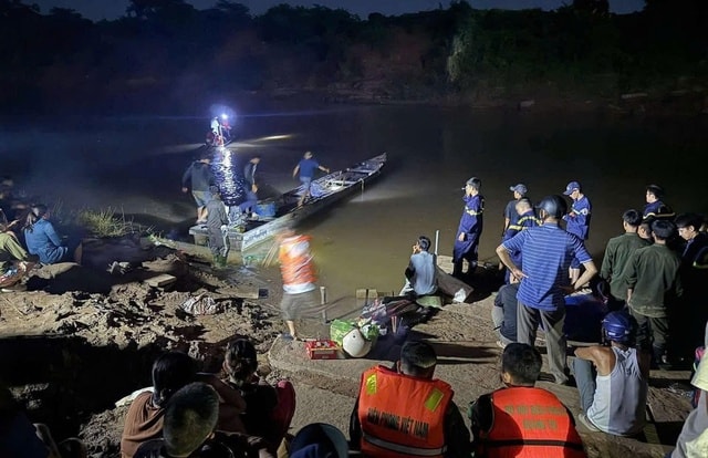 Xuyên đêm tìm kiếm thanh niên mất tích khi tắm sông Sê Pôn- Ảnh 1.