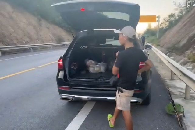 Xử lý tài xế dừng ô tô trên cao tốc để đi câu cá- Ảnh 1.