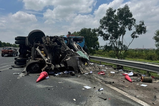 Trưa 12/6, một vụ tai nạn giao thông liên hoàn trên cao tốc Hà Nội - Hải Phòng khiến 2 người tử vong tại chỗ.