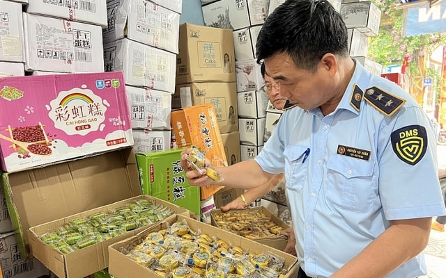 Hà Nội tăng cường kiểm tra an toàn thực phẩm dịp Tết Trung thu- Ảnh 2.