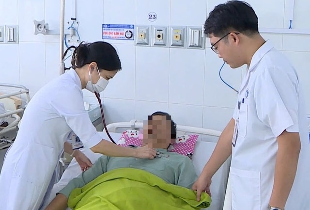 2 giờ thay nhau ép tim liên tục, 15 lần sốc điện bác sĩ 'kéo' bệnh nhân trở về từ cõi chết- Ảnh 1.