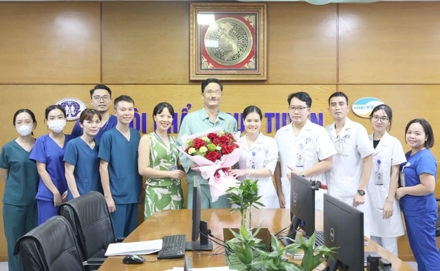 2 giờ thay nhau ép tim liên tục, 15 lần sốc điện bác sĩ 'kéo' bệnh nhân trở về từ cõi chết- Ảnh 2.