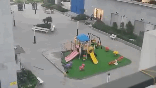 Người phụ nữ tử vong do giông lốc cuốn cầu trượt bay trúng ở chung cư tại Hà Nội- Ảnh 1.