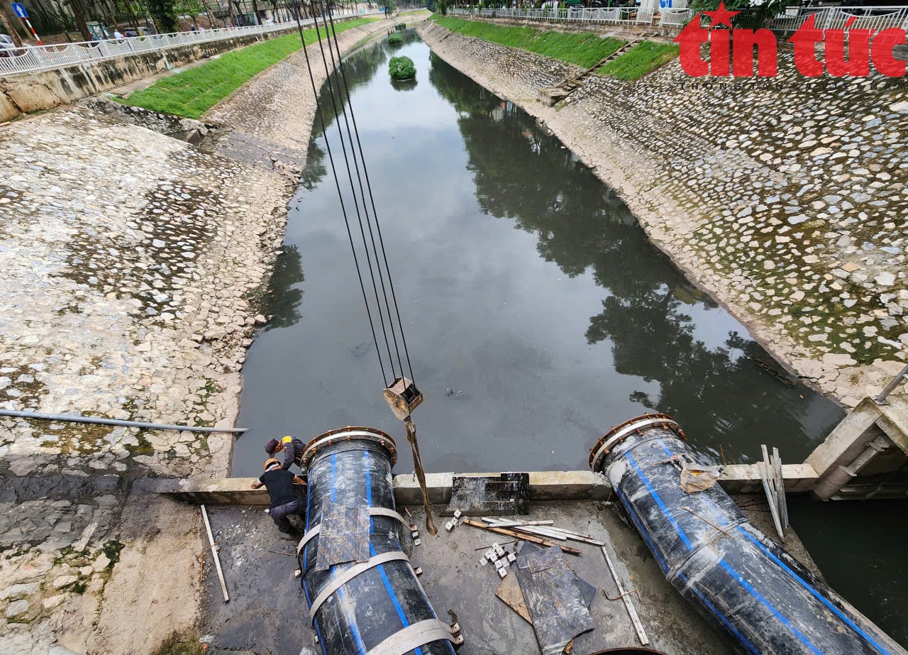 Cận cảnh đường ống khổng lồ dẫn nước hồ Tây ‘hồi sinh’ sông Tô Lịch- Ảnh 1.