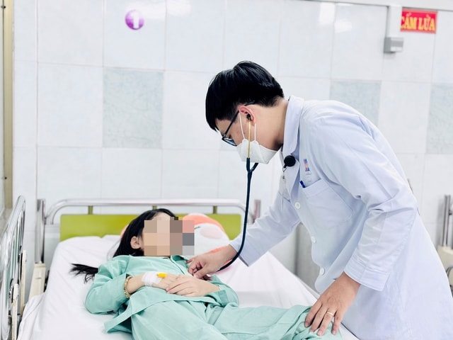 Ăn phải kẹo tẩm cần sa, hai chị em ở TPHCM nhập viện cấp cứu- Ảnh 1.