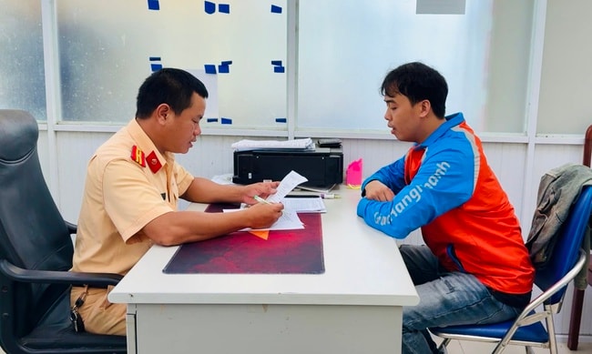 Lái ô tô kéo xe tự chế chở xe máy điện đăng TikTok để quảng cáo- Ảnh 1.