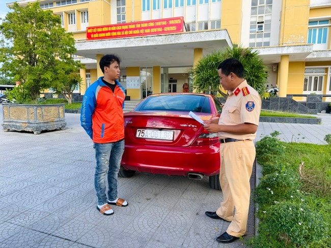 Lái ô tô kéo xe tự chế chở xe máy điện đăng TikTok để quảng cáo- Ảnh 2.