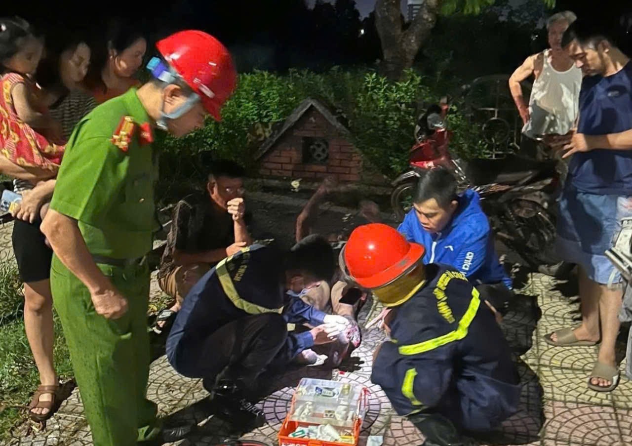 Cháy nhà dân lúc rạng sáng, 7 người mắc kẹt được công an giải cứu- Ảnh 2.