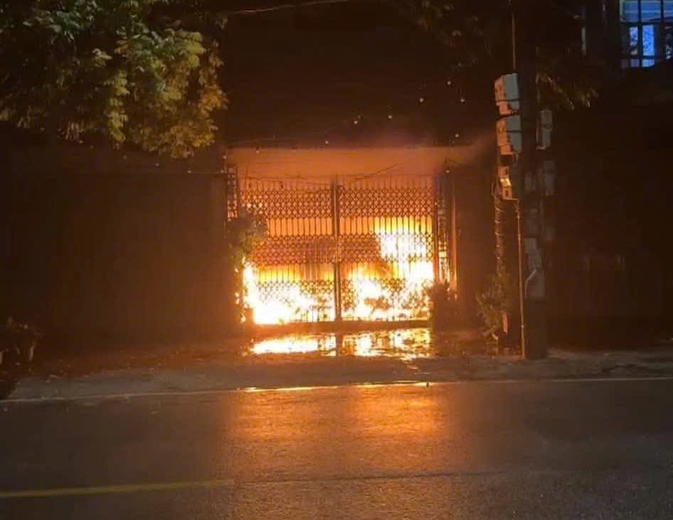 Cháy nhà dân lúc rạng sáng, 7 người mắc kẹt được công an giải cứu- Ảnh 1.