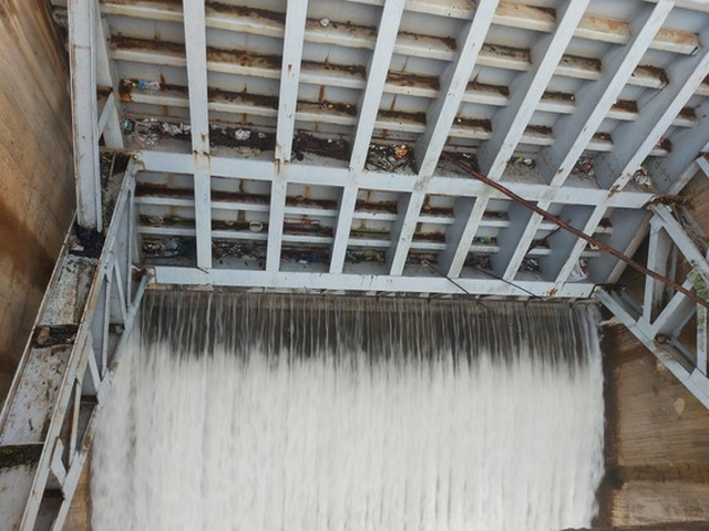 Hà Tĩnh đồng loạt xả tràn 7 hồ chứa để ứng phó với mưa lớn- Ảnh 1.