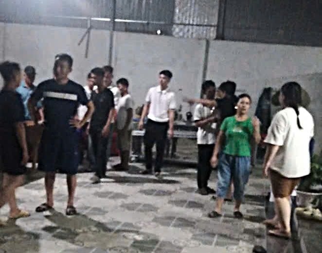 Người đàn ông bị điện giật tử vong khi chằng chống mái tôn- Ảnh 1.