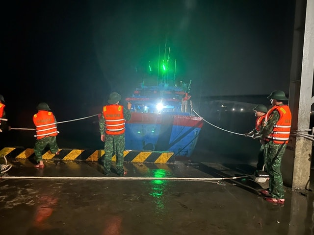 Ứng cứu tàu cá Quảng Ngãi đứt neo khi đang trú bão- Ảnh 1.