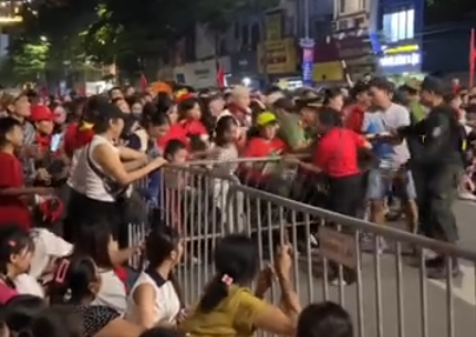 Tuyệt đối không làm những điều này khi đi xem diễu binh, diễu hành nếu không muốn mất tiền, phạt tù- Ảnh 1.