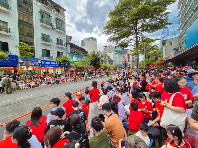 Tuyệt đối không làm những điều này khi đi xem diễu binh, diễu hành nếu không muốn mất tiền, phạt tù- Ảnh 4.