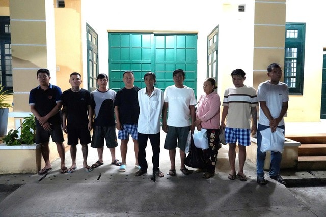 Công an ập vào bắt giữ 10 'con bạc' đang sát phạt nhau trong rẫy- Ảnh 1. Công an ập vào bắt giữ 10 'con bạc' đang sát phạt nhau trong rẫy- Ảnh 1.