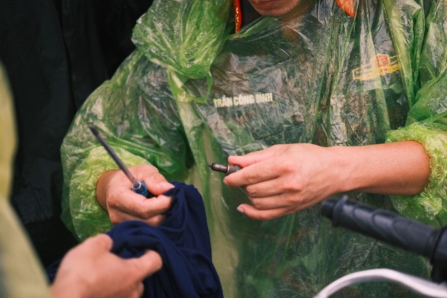 Bộ đội tên lửa dầm mưa sửa xe giúp người dân ở Hà Nội- Ảnh 3.