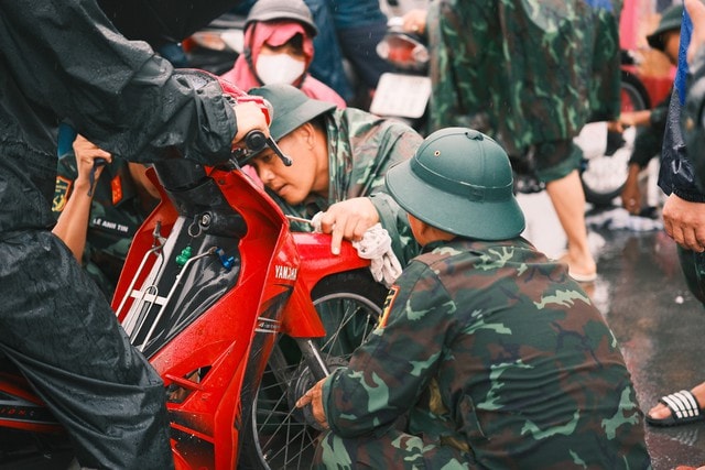 Bộ đội tên lửa dầm mưa sửa xe giúp người dân ở Hà Nội- Ảnh 2.