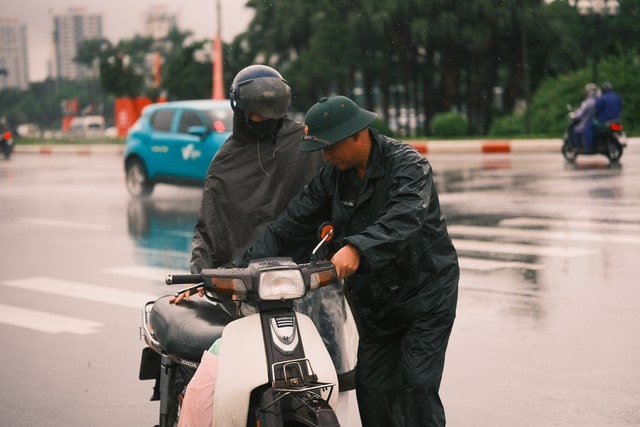 Bộ đội tên lửa dầm mưa sửa xe giúp người dân ở Hà Nội- Ảnh 1.