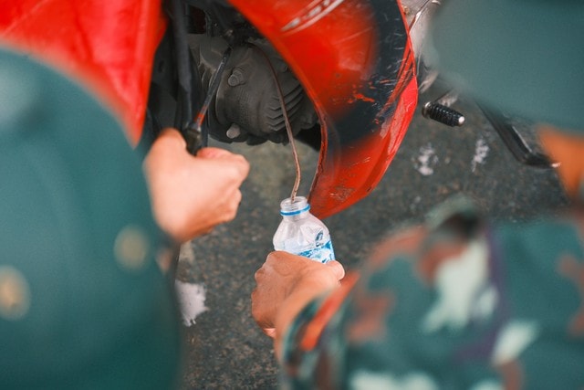 Bộ đội tên lửa dầm mưa sửa xe giúp người dân ở Hà Nội- Ảnh 4.