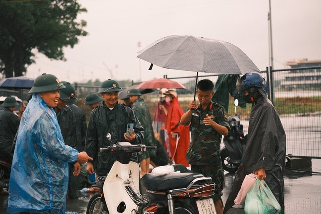 Bộ đội tên lửa dầm mưa sửa xe giúp người dân ở Hà Nội- Ảnh 7.