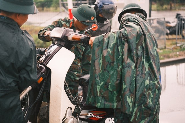 Bộ đội tên lửa dầm mưa sửa xe giúp người dân ở Hà Nội- Ảnh 5.