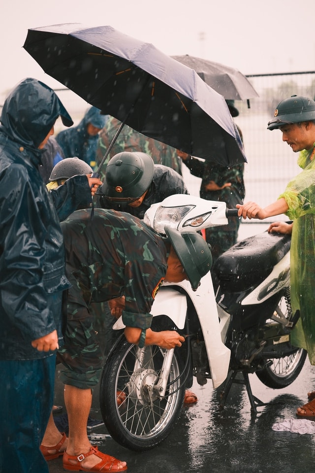 Bộ đội tên lửa dầm mưa sửa xe giúp người dân ở Hà Nội- Ảnh 6.