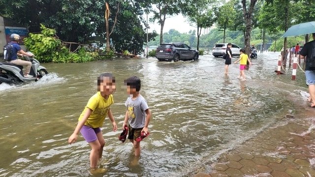 Hà Nội ngập sâu, người dân ra giữa đường đạp vịt, bắt cá- Ảnh 5.