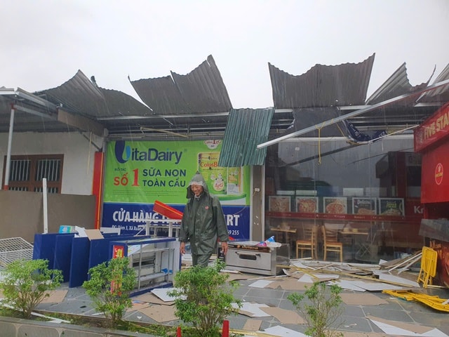 Bão số 5 tàn phá Hà Tĩnh, 10 người thương vong, hàng nghìn ngôi nhà hư hại- Ảnh 2.