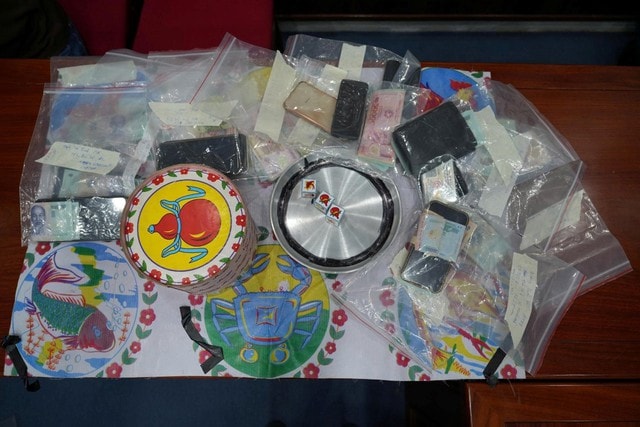 Công an ập vào bắt giữ 10 'con bạc' đang sát phạt nhau trong rẫy- Ảnh 2. Công an ập vào bắt giữ 10 'con bạc' đang sát phạt nhau trong rẫy- Ảnh 2.