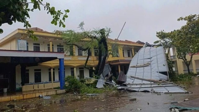 Bão số 5 tàn phá Hà Tĩnh, 10 người thương vong, hàng nghìn ngôi nhà hư hại- Ảnh 1.