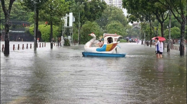 Hà Nội ngập sâu, người dân ra giữa đường đạp vịt, bắt cá- Ảnh 1.