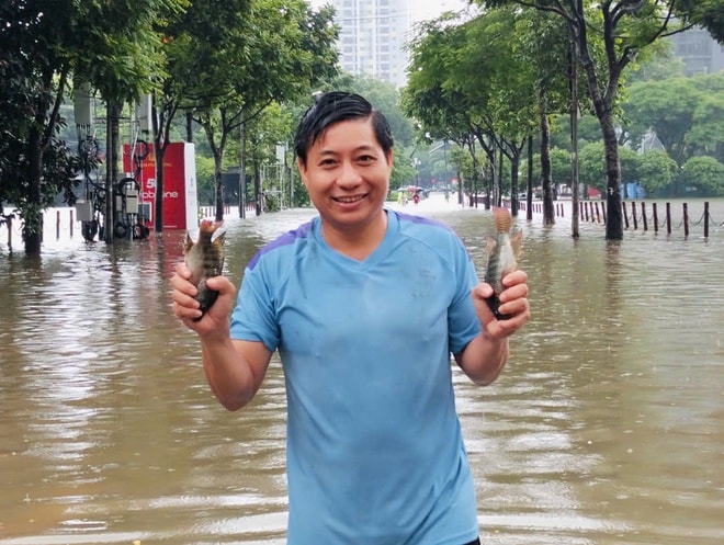 Hà Nội ngập sâu, người dân ra giữa đường đạp vịt, bắt cá- Ảnh 2.