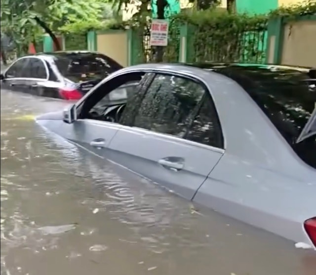 Hàng loạt ô tô ngập nước sau mưa lớn ở Hà Nội, đơn vị nào sẽ chịu trách nhiệm bồi thường?- Ảnh 2. Hàng loạt ô tô ngập nước sau mưa lớn ở Hà Nội, đơn vị nào sẽ chịu trách nhiệm bồi thường?- Ảnh 2.