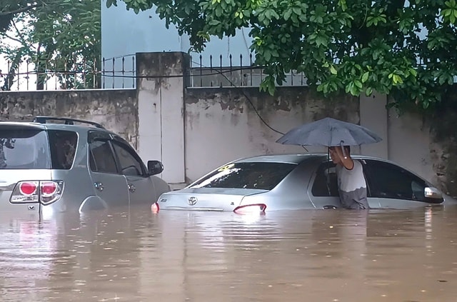 Hàng loạt ô tô ngập nước sau mưa lớn ở Hà Nội, đơn vị nào sẽ chịu trách nhiệm bồi thường?- Ảnh 1. Hàng loạt ô tô ngập nước sau mưa lớn ở Hà Nội, đơn vị nào sẽ chịu trách nhiệm bồi thường?- Ảnh 1.