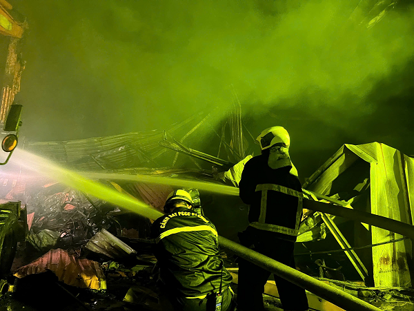 Dập tắt đám cháy nhà xưởng trong đêm tại Hà Nội- Ảnh 1.