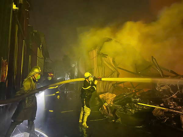 Dập tắt đám cháy nhà xưởng trong đêm tại Hà Nội- Ảnh 2.