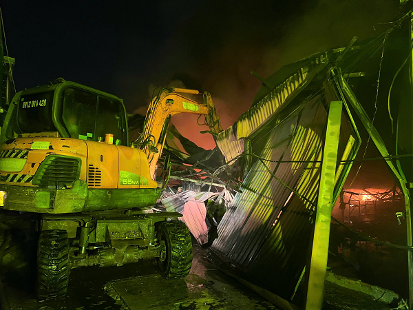 Dập tắt đám cháy nhà xưởng trong đêm tại Hà Nội- Ảnh 3.