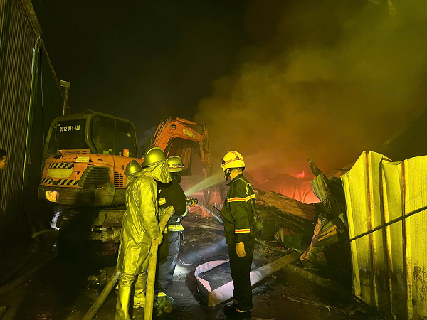 Dập tắt đám cháy nhà xưởng trong đêm tại Hà Nội- Ảnh 4.