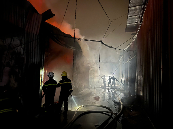 Dập tắt đám cháy nhà xưởng trong đêm tại Hà Nội- Ảnh 5.