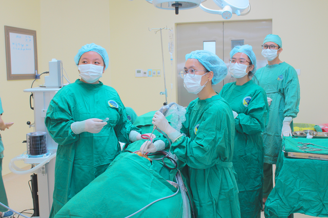 Vượt nửa vòng trái đất về Việt Nam chữa bệnh, Việt kiều Mỹ thoát cảnh đau đầu dai dẳng nhiều năm- Ảnh 2.