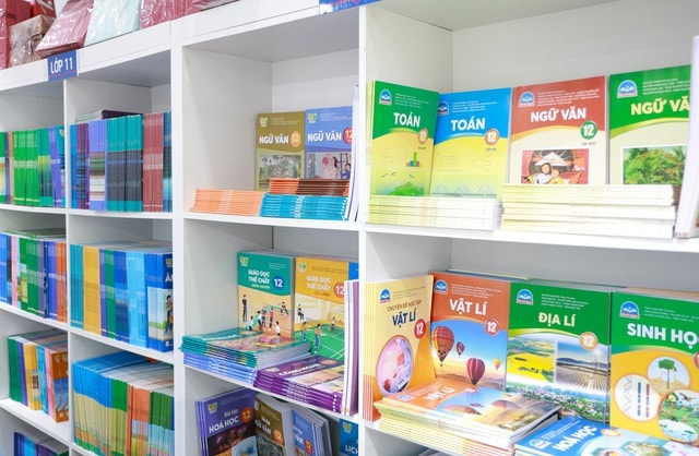 Sách giáo khoa giả vẫn tồn tại, phụ huynh cần biết cách phân biệt- Ảnh 1.