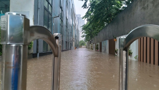 Hà Nội mưa rất lớn từ chiều nay và kéo dài đến sáng 1/9- Ảnh 2. Hà Nội mưa rất lớn từ chiều nay và kéo dài đến sáng 1/9- Ảnh 2.