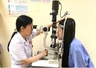 Cô gái bị loét giác mạc vì đeo kính áp tròng thay kính thường ròng rã- Ảnh 1.