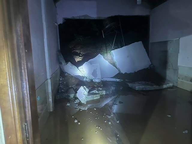 Mưa lớn do bão số 6 chia cắt nhiều xã miền Tây Nghệ An- Ảnh 1.