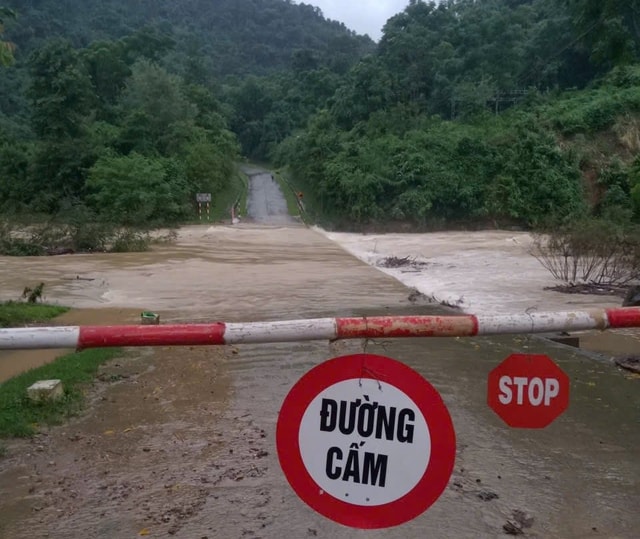 Mưa lớn do bão số 6 chia cắt nhiều xã miền Tây Nghệ An- Ảnh 2.